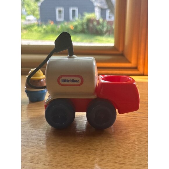 Vintage Little Tikes Tykes Gas Tanker Truck with figures - Picture 4 of 5